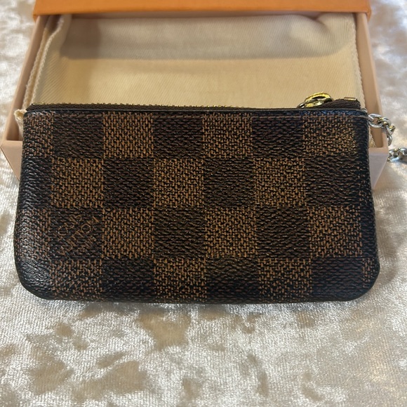 LOUIS VUITTON KEY POUCH - Picture 4 of 5